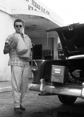 JAMES DEAN POSERAR VID SIN CHEVROLET